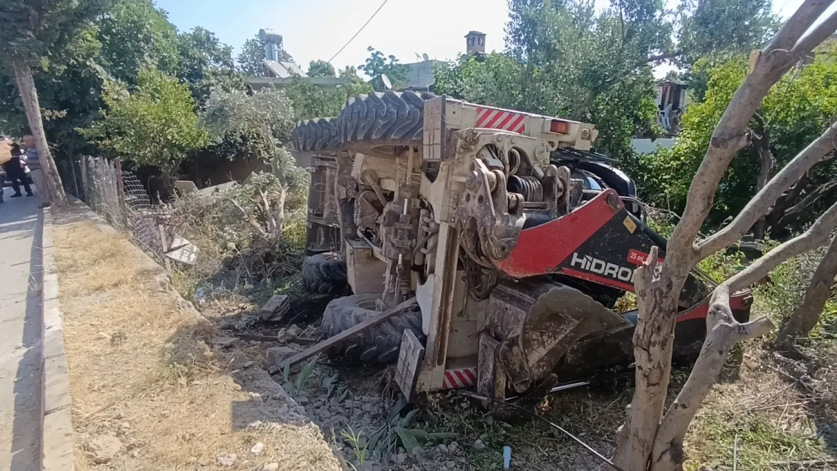 Bahçeye devrilen iş makinesinin sürücüsü hayatını kaybetti