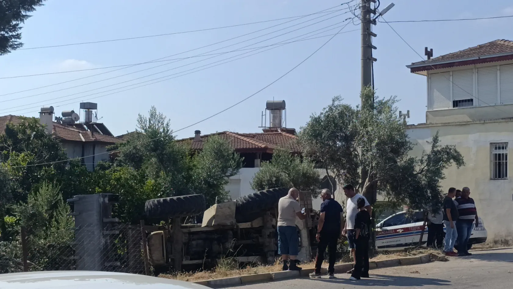 Bahçeye devrilen iş makinesinin sürücüsü hayatını kaybetti