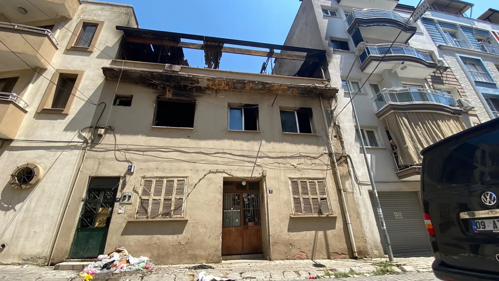 Evini ateşe verdi, alevler geceyi aydınlattı