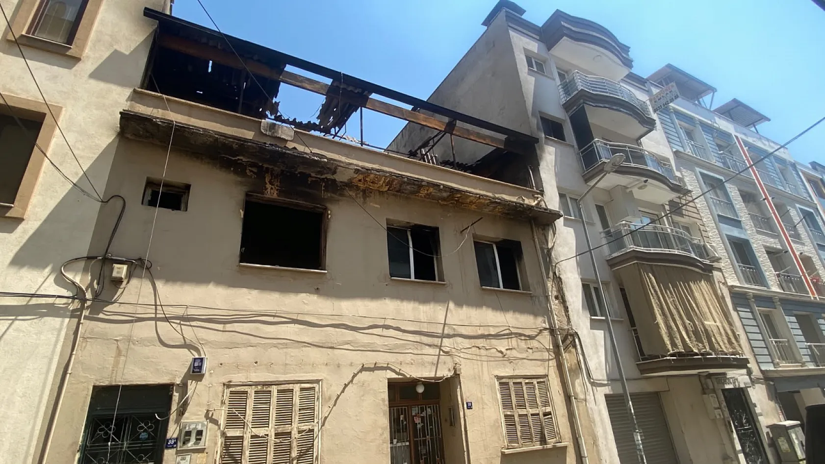 Evini ateşe verdi, alevler geceyi aydınlattı