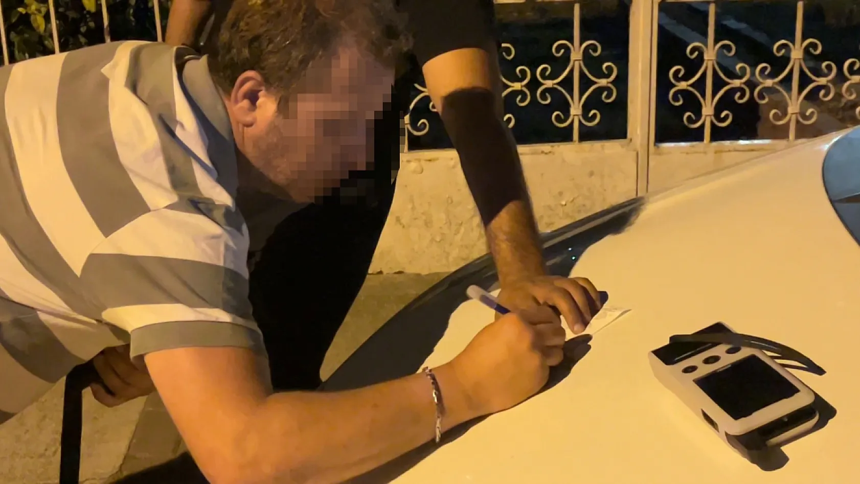 Alkol denetimini görünce aracı park etti, 'Sigara almaya geldim' dedi