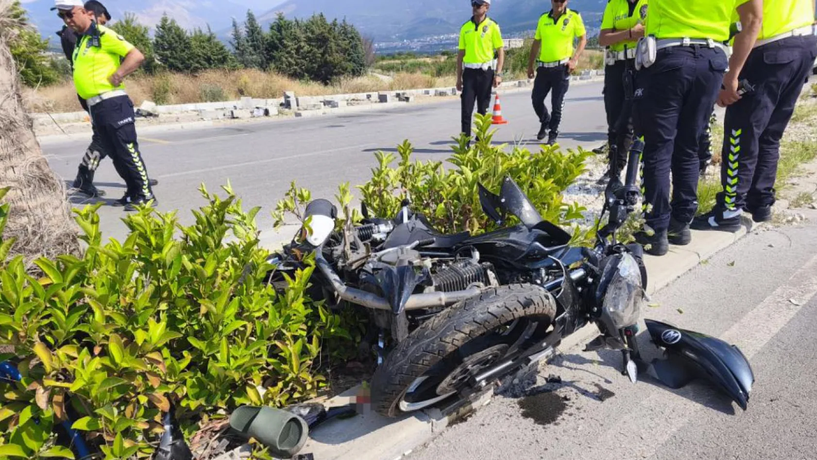 Ağaca çarpan motosikletin sürücüsü yaşam mücadelesini kaybetti