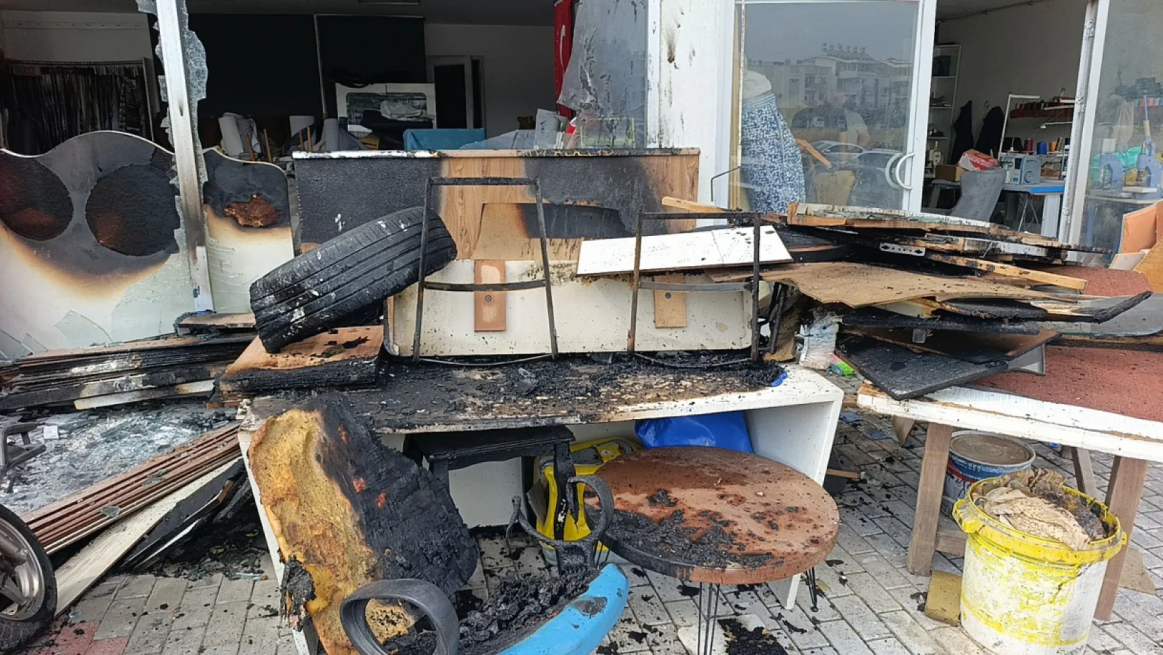 Uyurken camın patlama sesine uyandı, ihbarla iş yerini küle dönmekten kurtardı