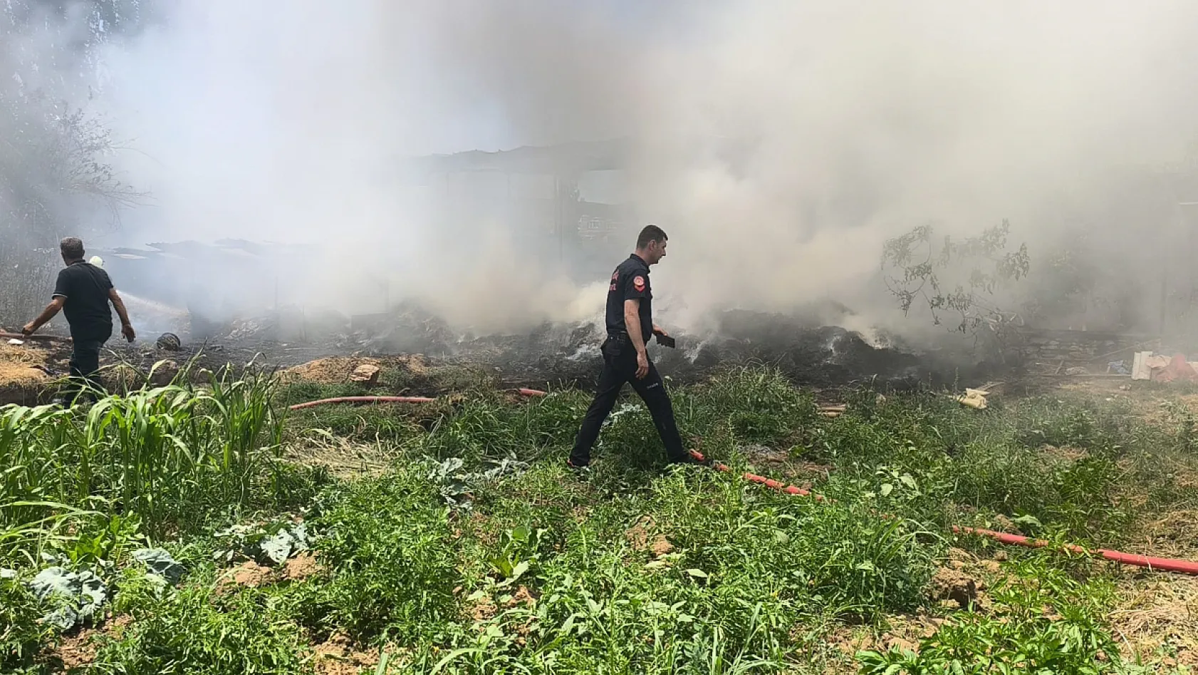 Menteşe'de saman balyalarından başlayan yangın eve sıçradı