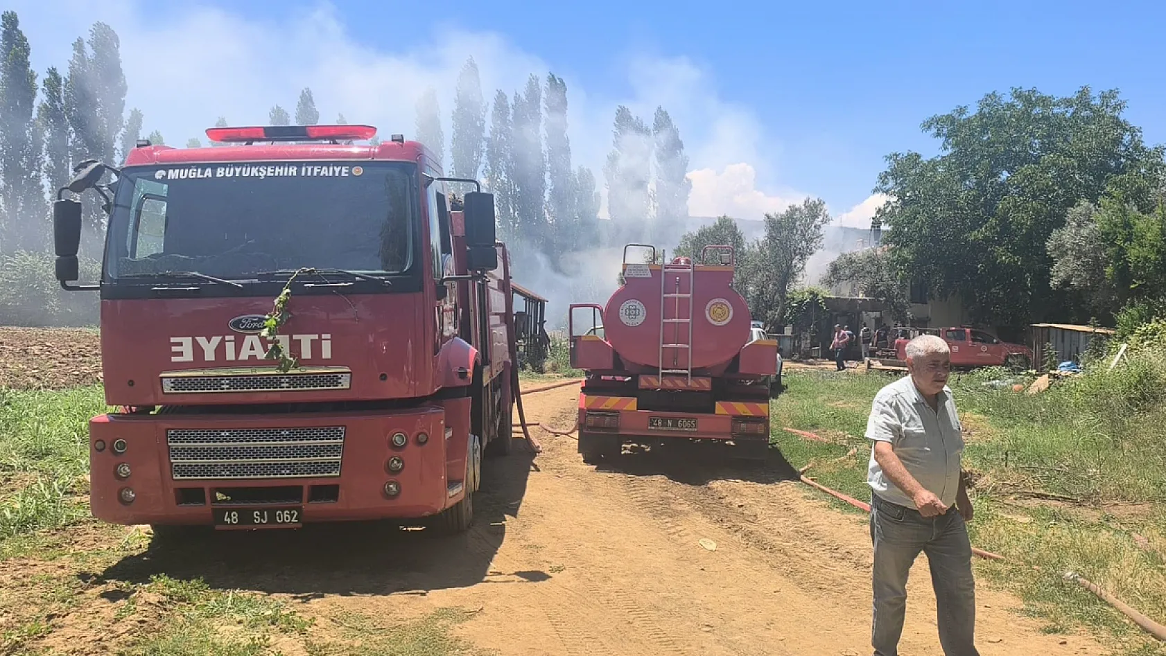 Menteşe'de saman balyalarından başlayan yangın eve sıçradı