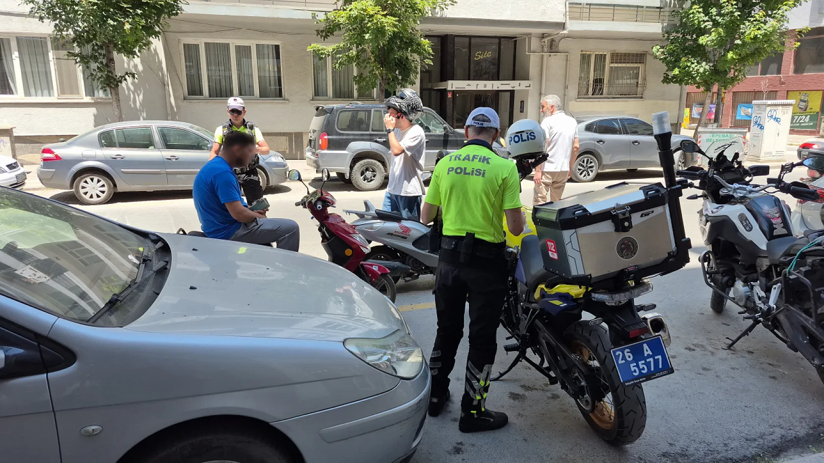 Plakasız elektrikli motosikleti bağlanan sürücü denetime girdiği caddeden taksi ile çıktı