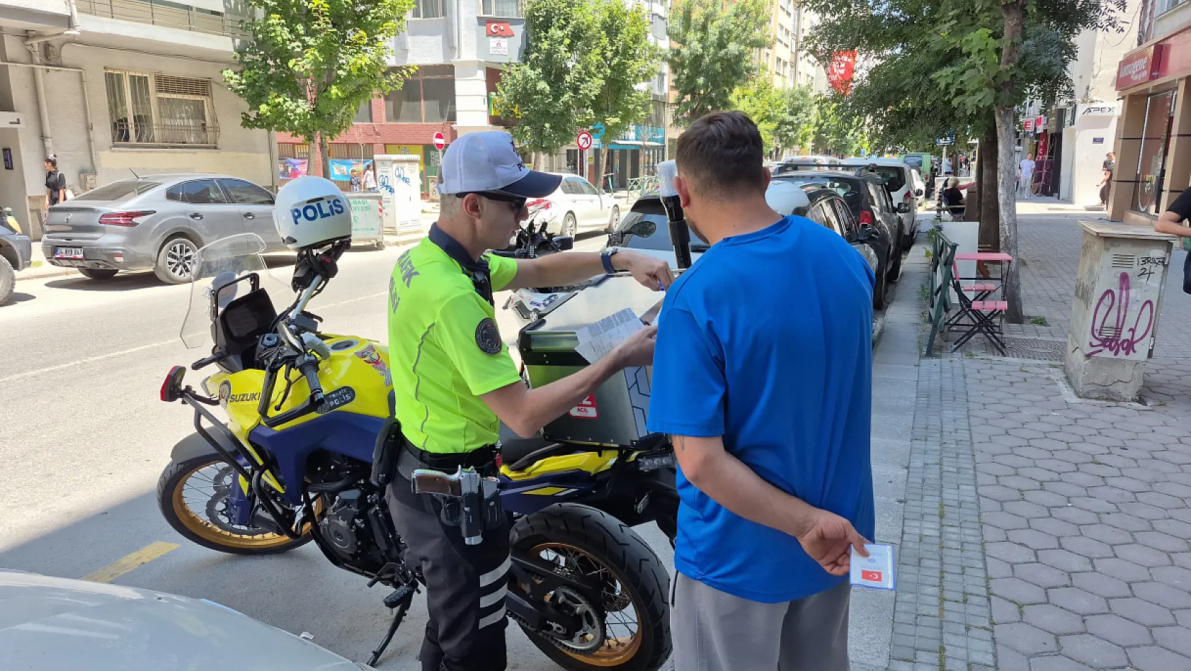 Plakasız elektrikli motosikleti bağlanan sürücü denetime girdiği caddeden taksi ile çıktı