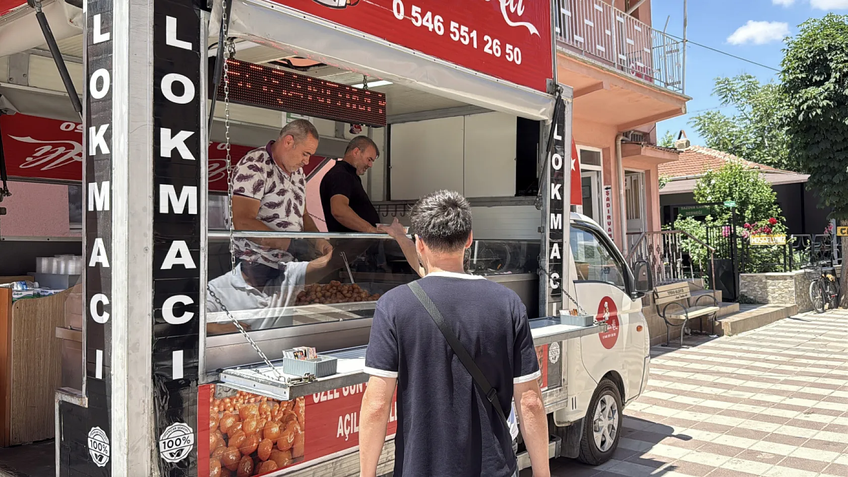 Boşanmasını lokma dağıtarak kutladı