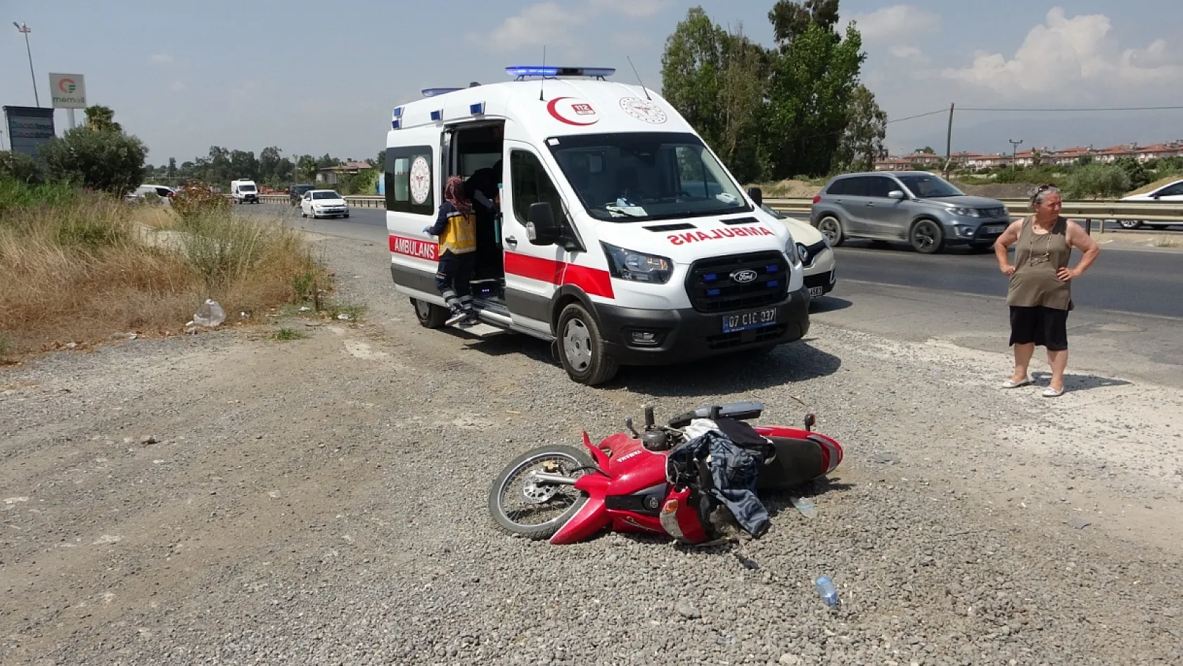 Otomobil ile motosiklet çarpıştı, görgü tanığı ile sürücü kazayı tartıştı