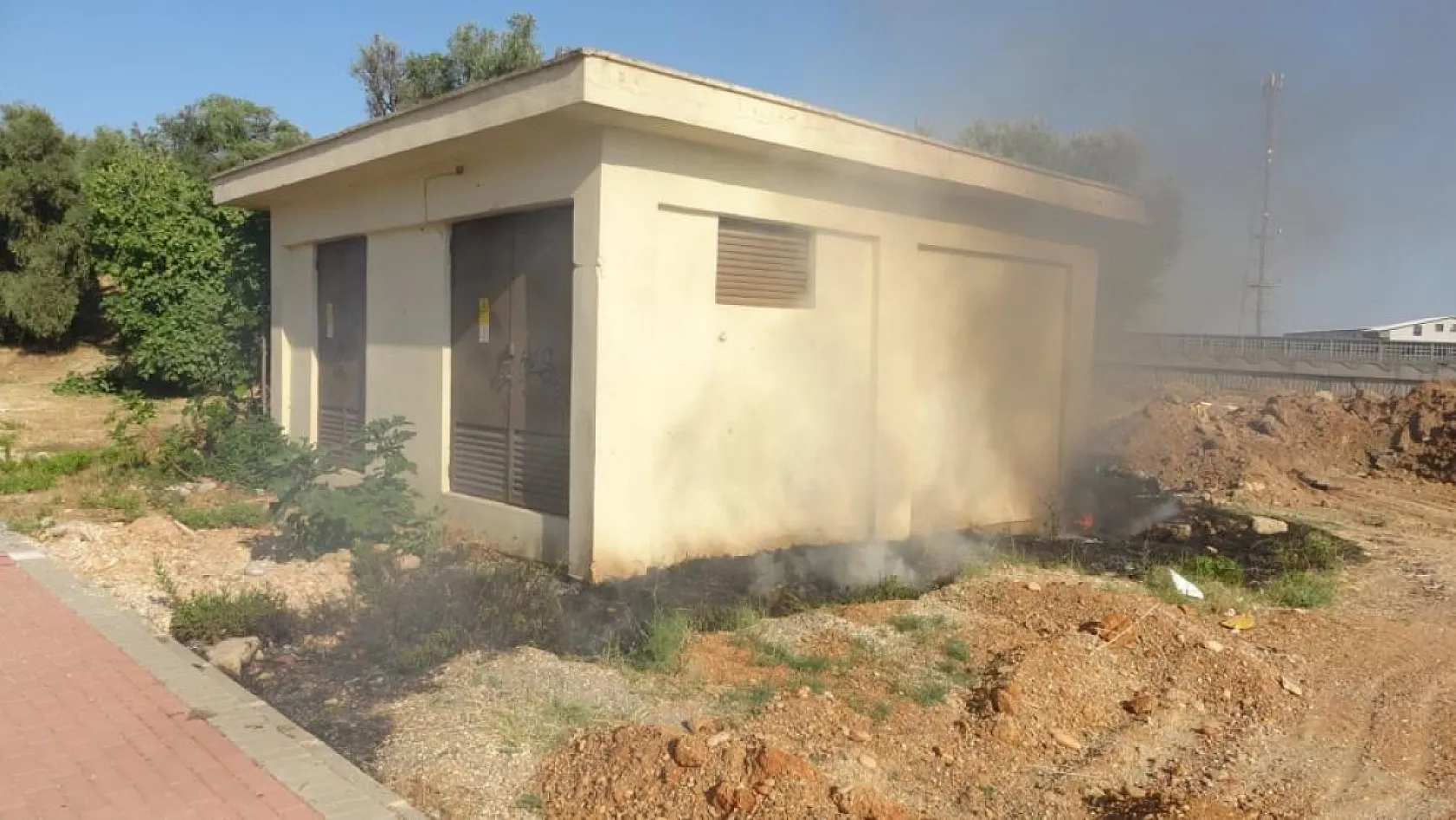 Bakırını çıkarmak için kabloları yakarken, trafoyu yakıyordu