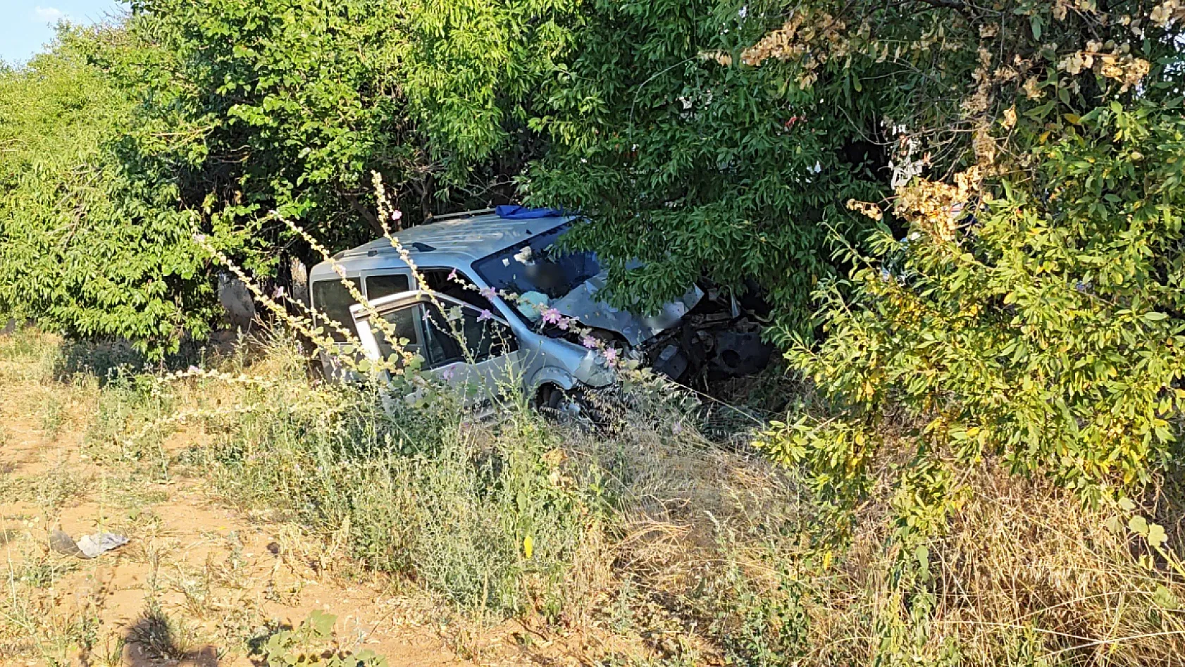 Hafif ticari araç tarım aracına çarptı: 1 ölü, 5 yaralı