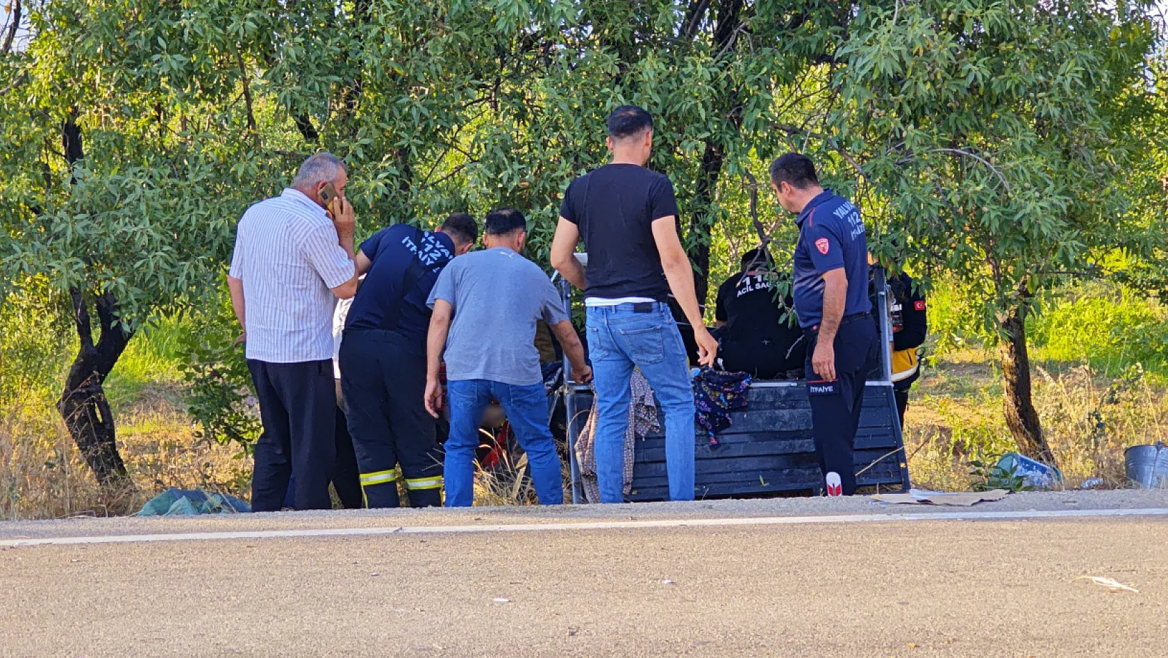 Hafif ticari araç tarım aracına çarptı: 1 ölü, 5 yaralı