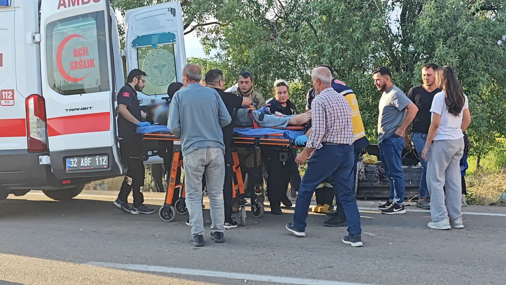 Hafif ticari araç tarım aracına çarptı: 1 ölü, 5 yaralı
