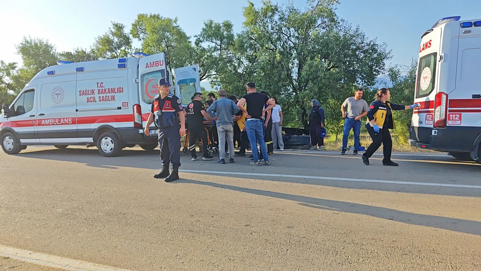 Hafif ticari araç tarım aracına çarptı: 1 ölü, 5 yaralı