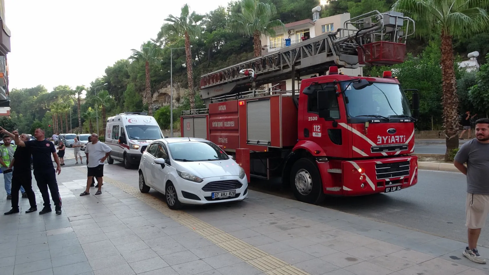 Penceredeki küçük çocuk mahalleliye panik yaşattı