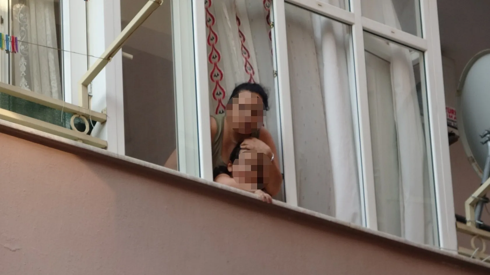 Penceredeki küçük çocuk mahalleliye panik yaşattı