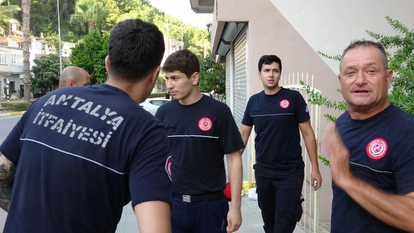 Penceredeki küçük çocuk mahalleliye panik yaşattı