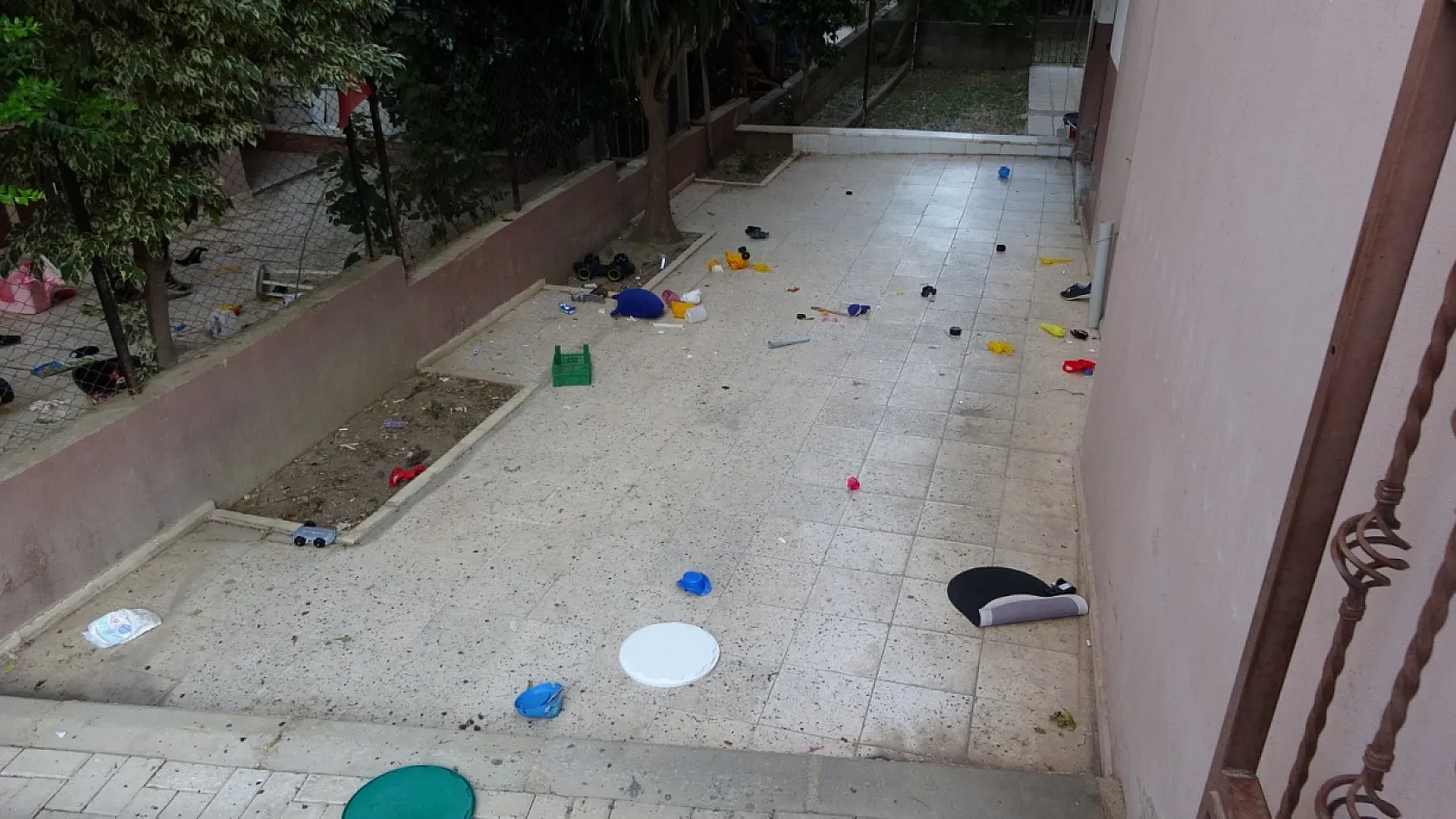 Penceredeki küçük çocuk mahalleliye panik yaşattı