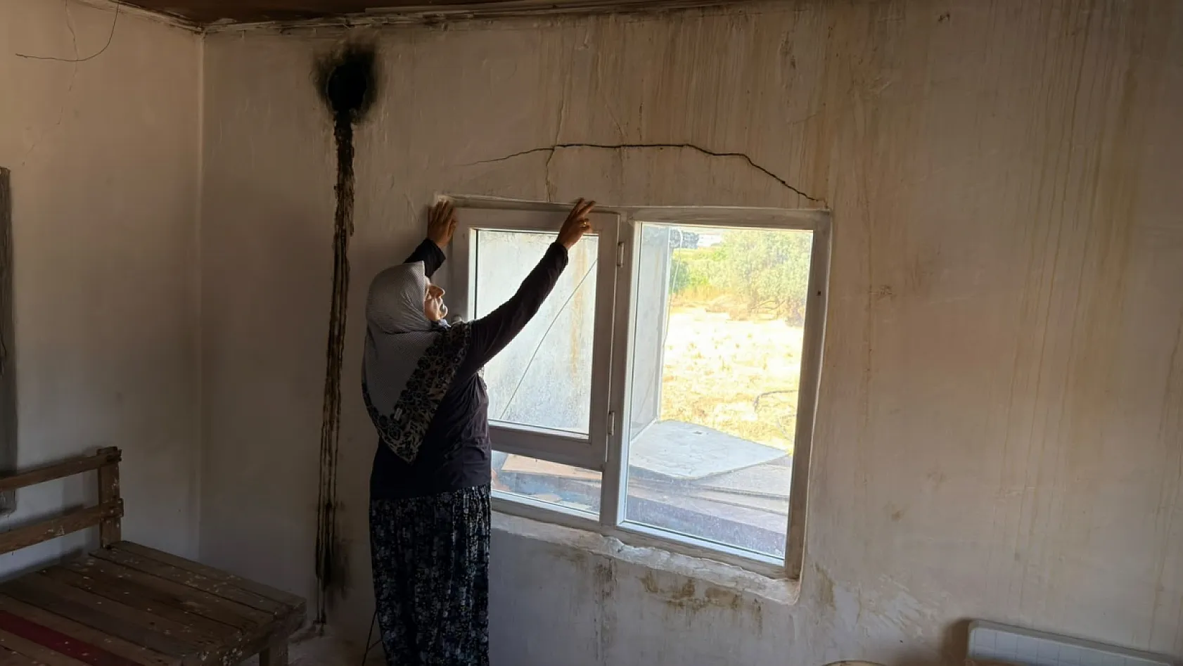 Antalya'da hortumun evsiz bıraktığı aile korkudan eve giremiyor bahçede yaşıyor