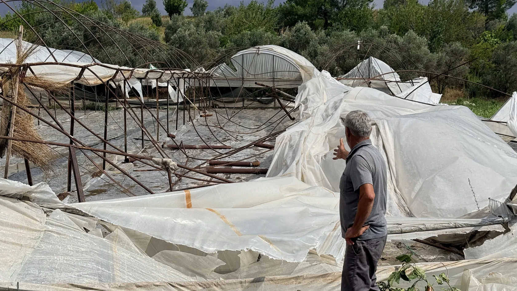 Antalya'da hortumun evsiz bıraktığı aile korkudan eve giremiyor bahçede yaşıyor