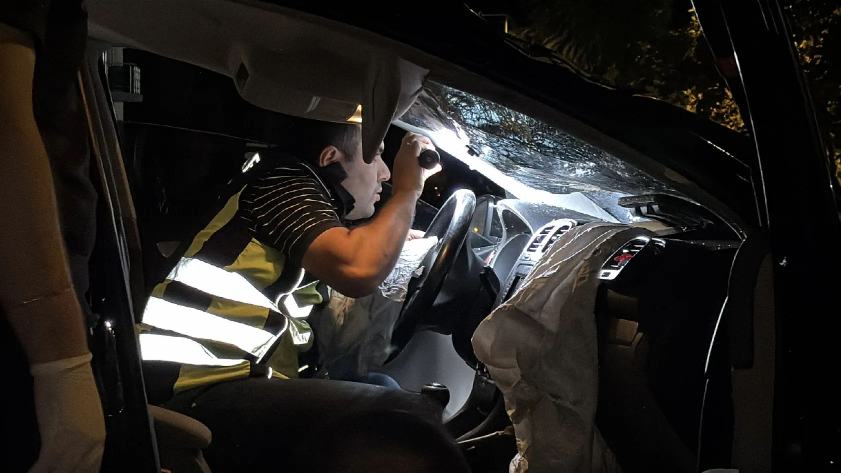 Takla atan otomobilde bir kişinin parmağı koptu, ekipler kopan parmağı bulmak için seferber oldu