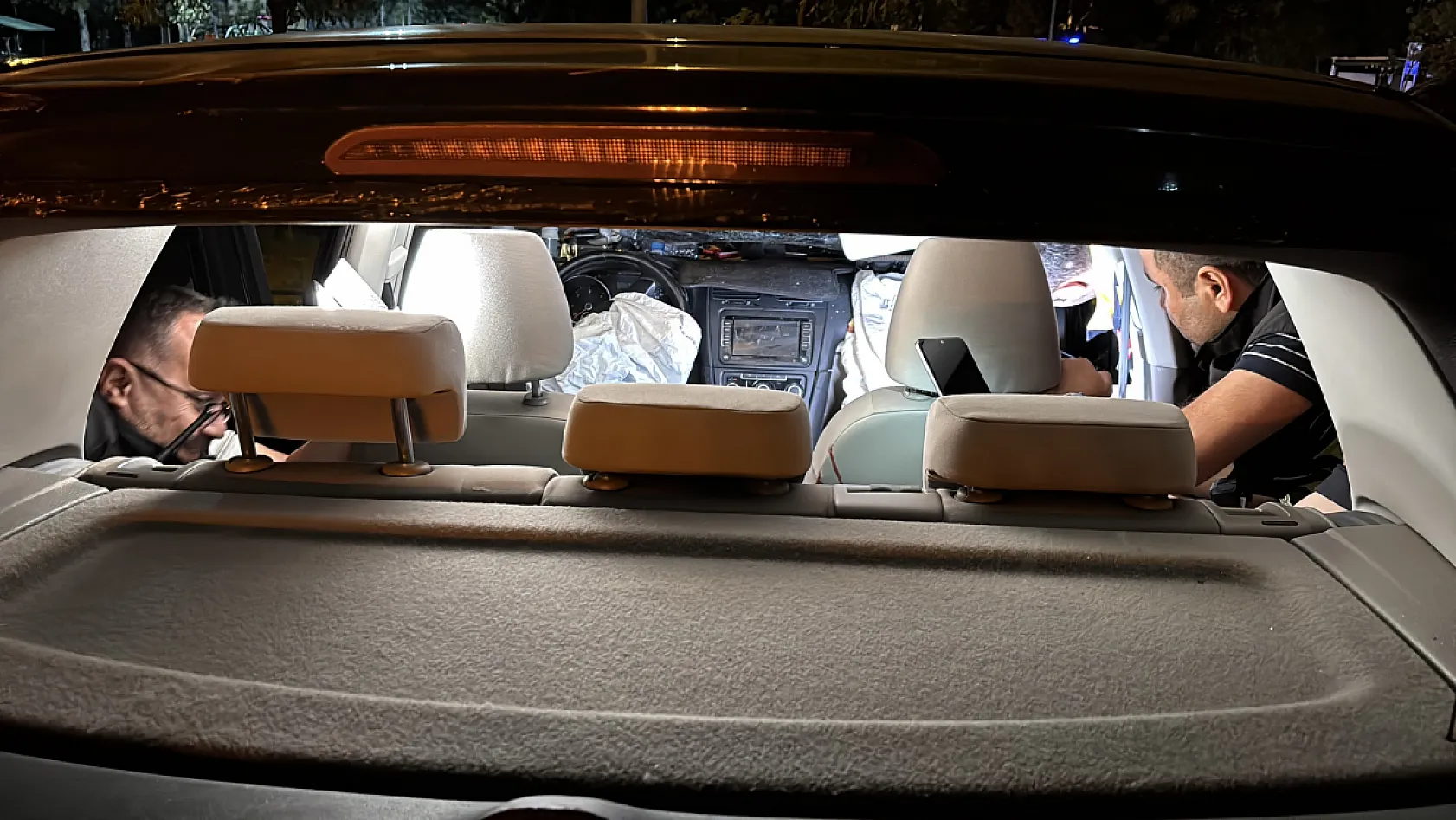 Takla atan otomobilde bir kişinin parmağı koptu, ekipler kopan parmağı bulmak için seferber oldu