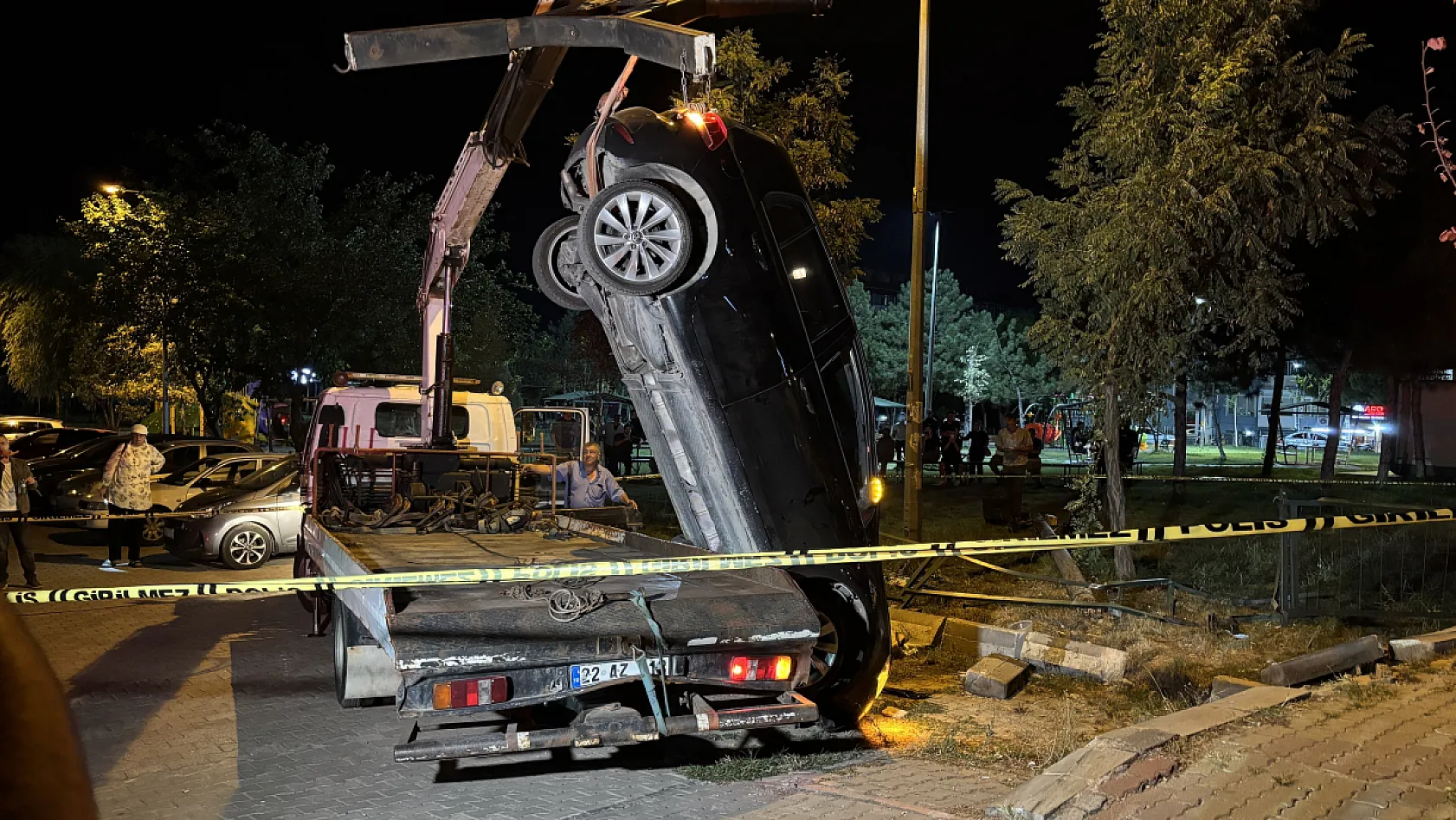 Takla atan otomobilde bir kişinin parmağı koptu, ekipler kopan parmağı bulmak için seferber oldu