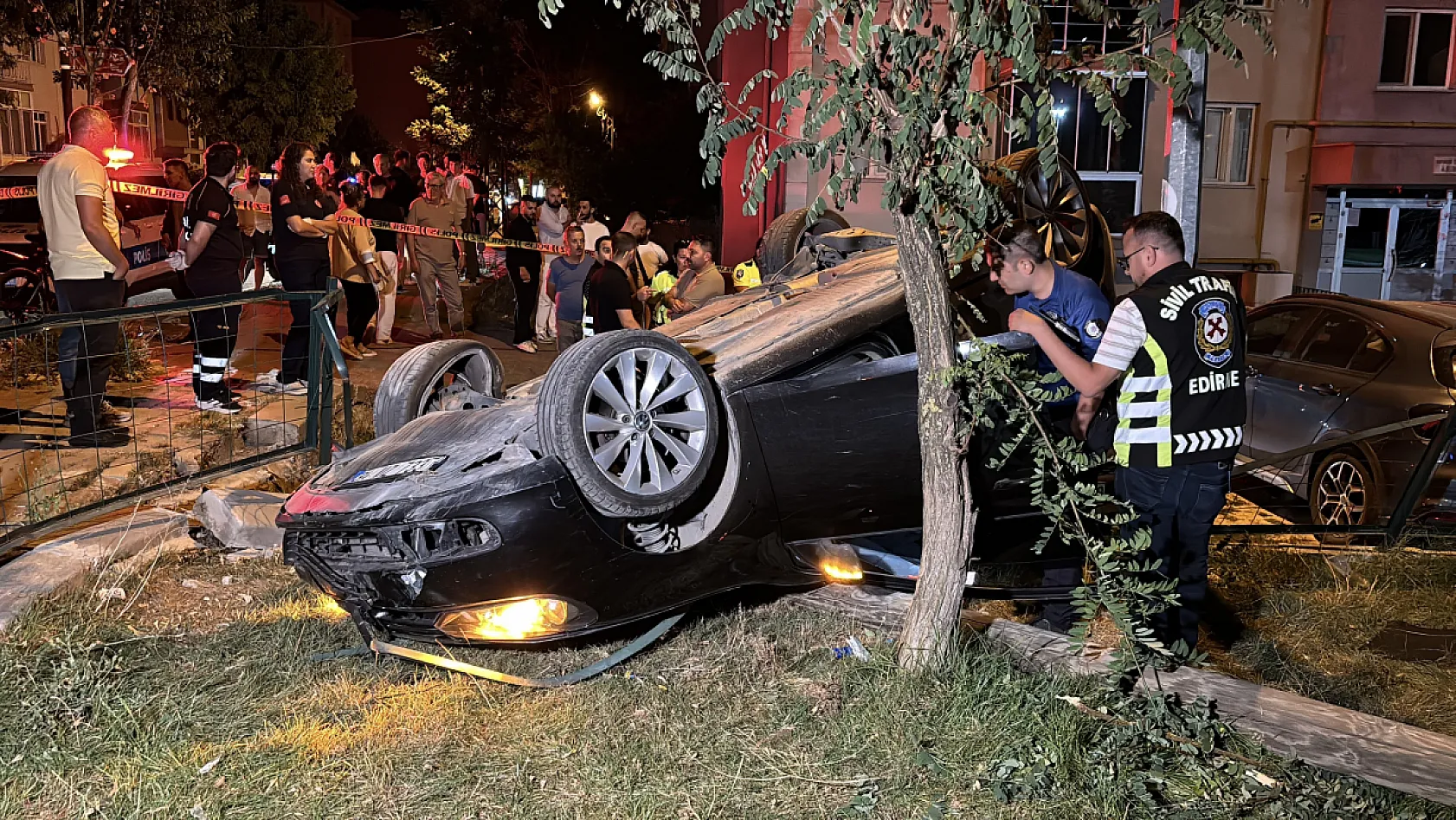 Takla atan otomobilde bir kişinin parmağı koptu, ekipler kopan parmağı bulmak için seferber oldu