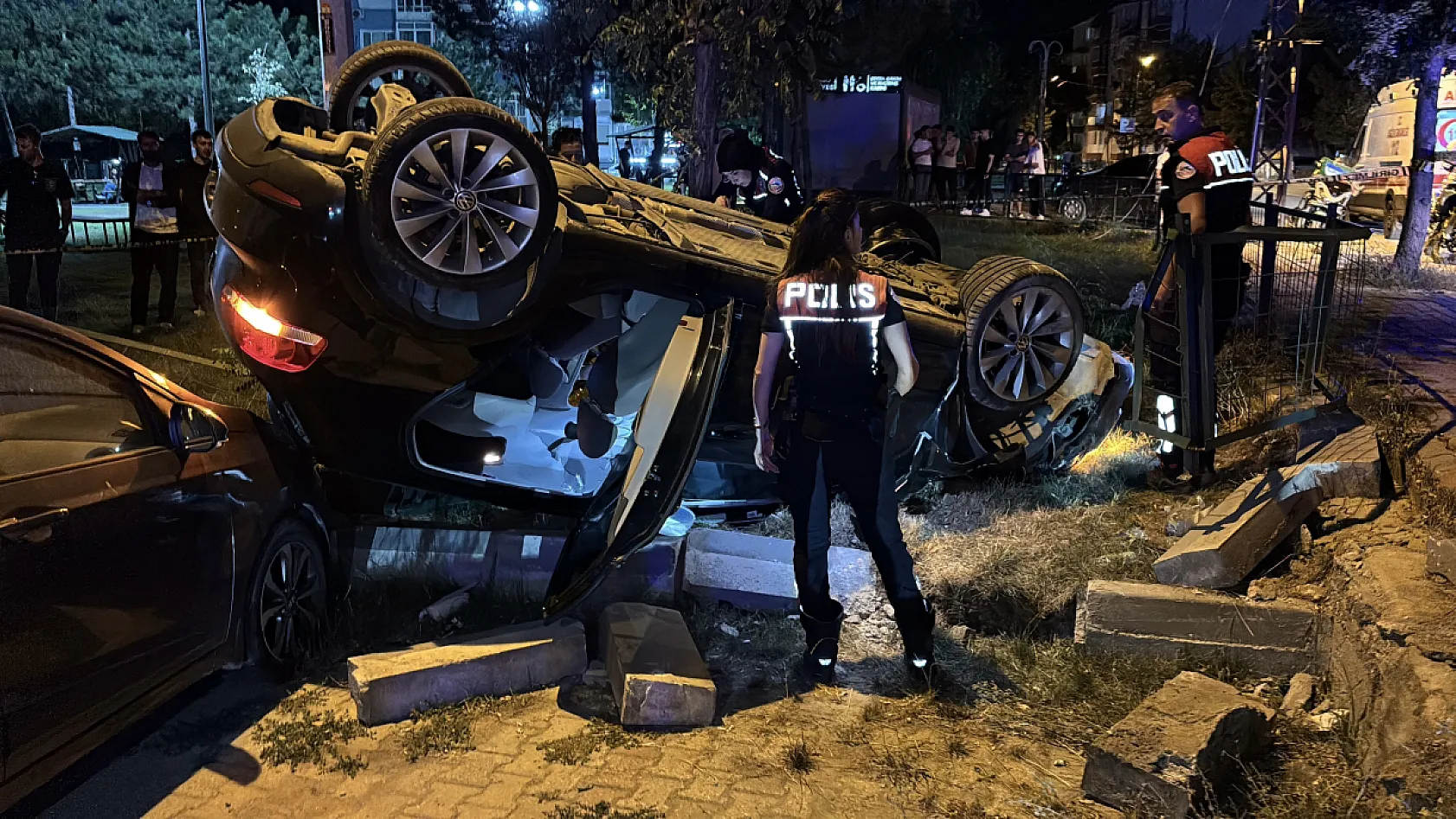 Takla atan otomobilde bir kişinin parmağı koptu, ekipler kopan parmağı bulmak için seferber oldu