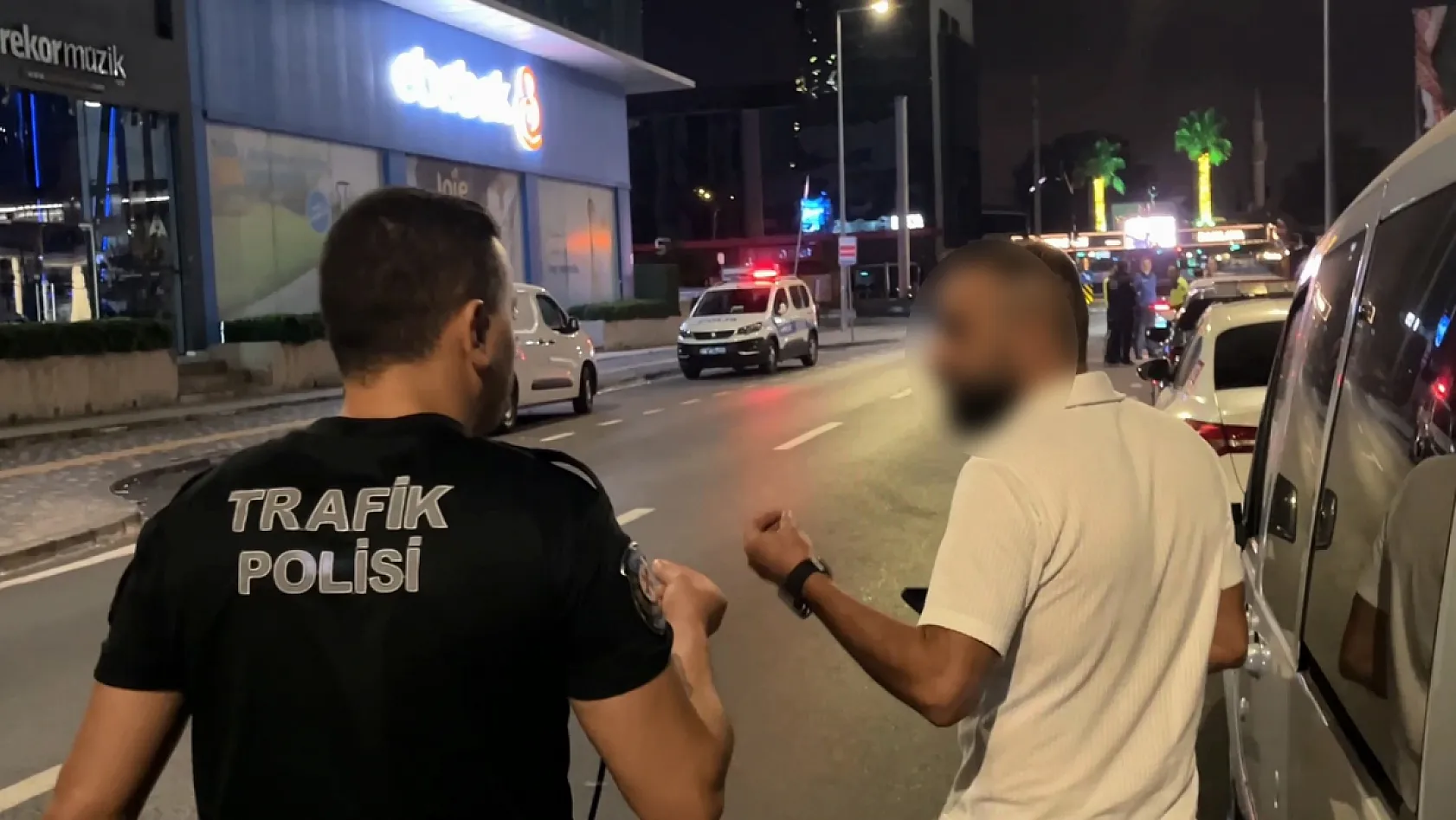 Alkollü sürücüden ilginç hareketler.. Yüzünü sakladı, basın mensubunu kayda alıp küfür etti