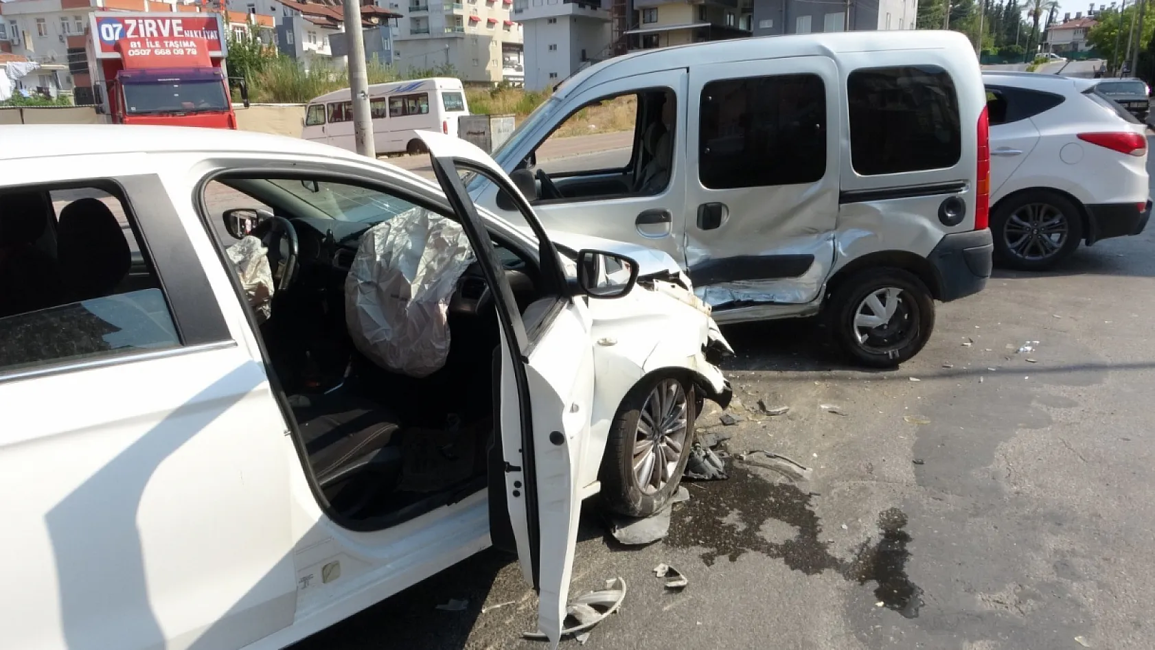 Dönüş için geniş manevra aldı, kaza kaçınılmaz oldu
