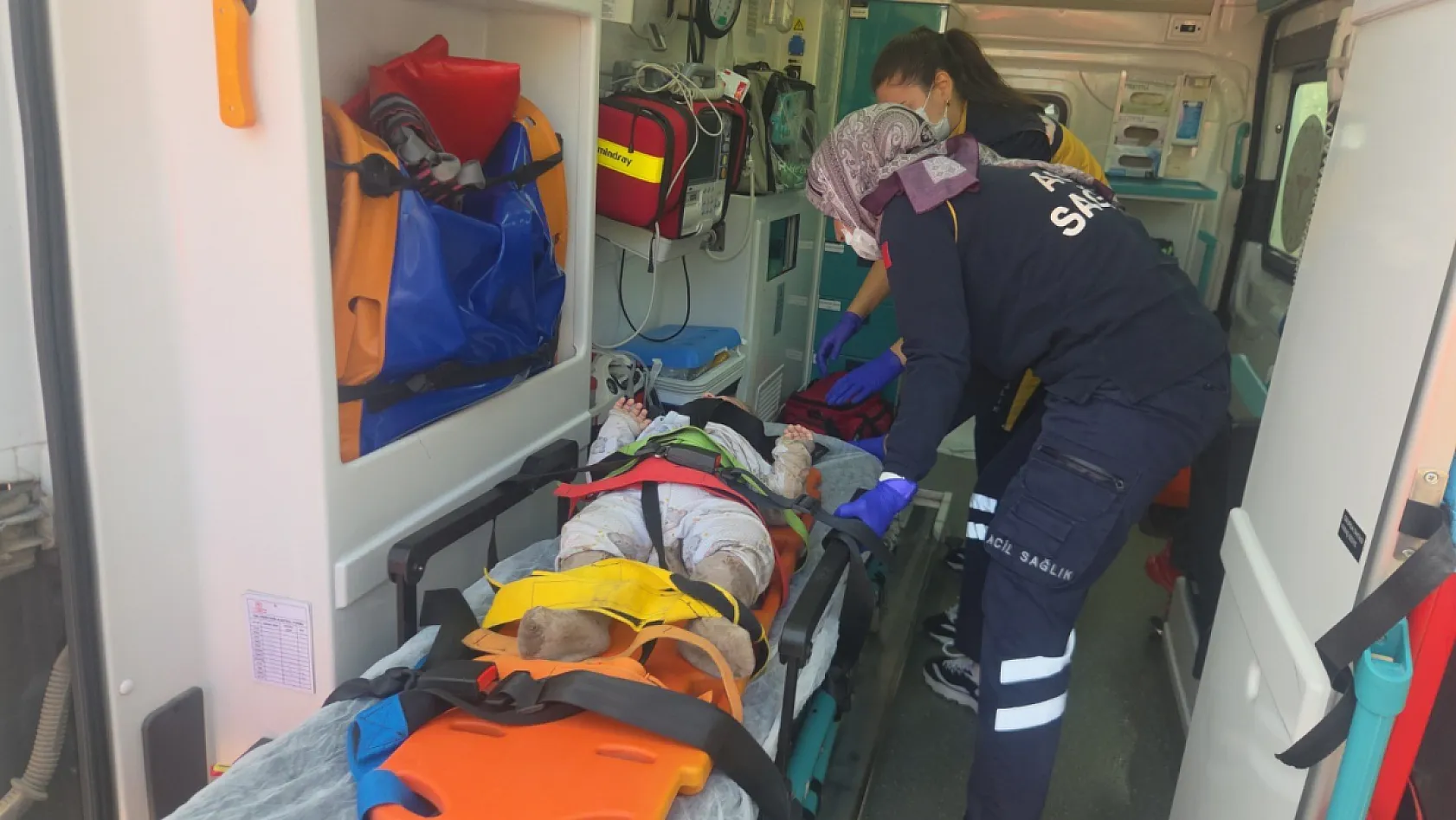 Kontrolden çıkan otomobil tarlada yandı: 1 ölü, 1'i çocuk 5 yaralı