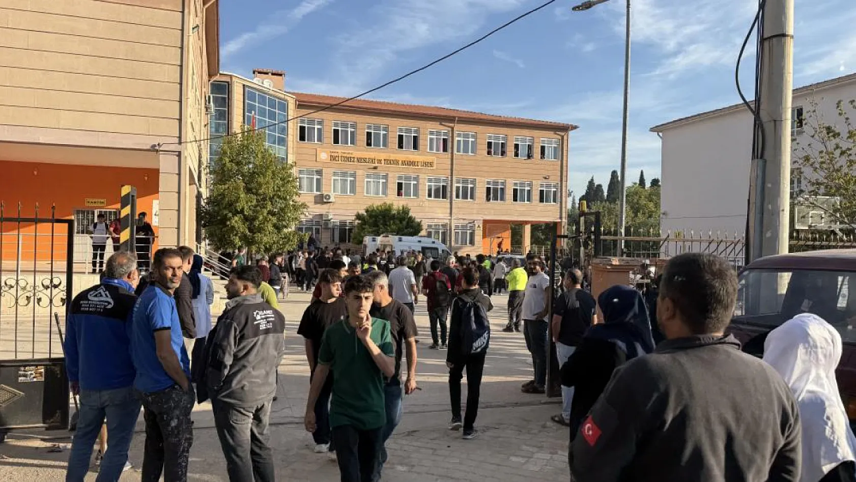 Manisa'da Okul Saldırısında 2'si Ağır 10 Öğrenci Yaralı