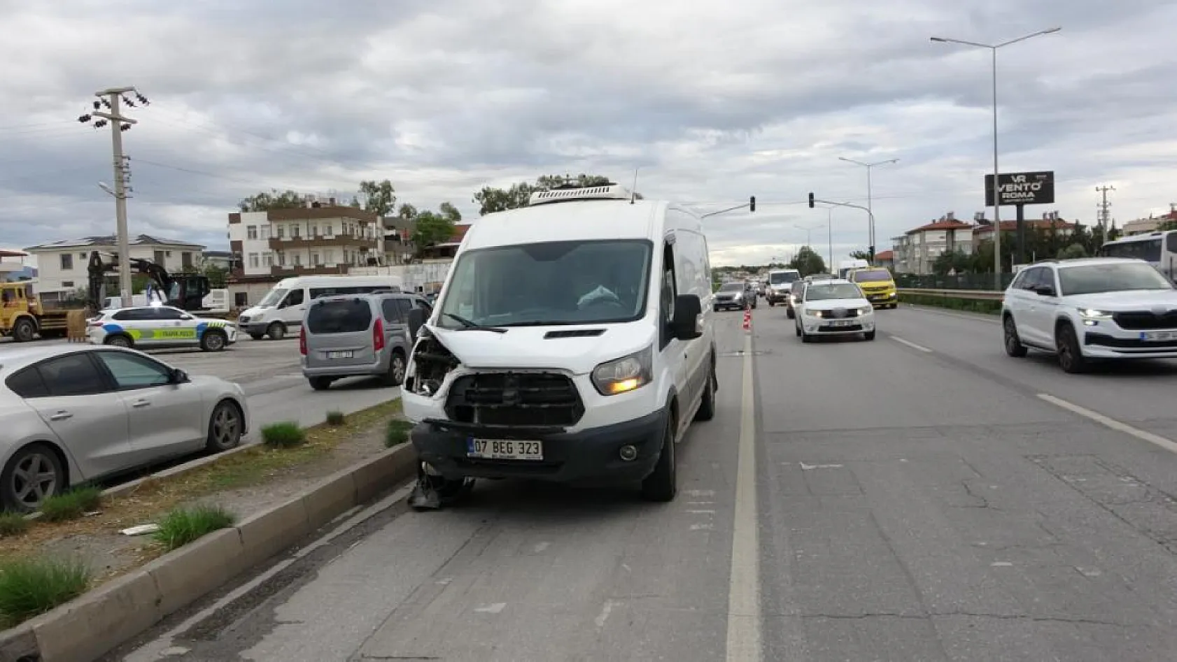 Otomobil havada takla attıktan sonra tekerlerinin üzerine düştü