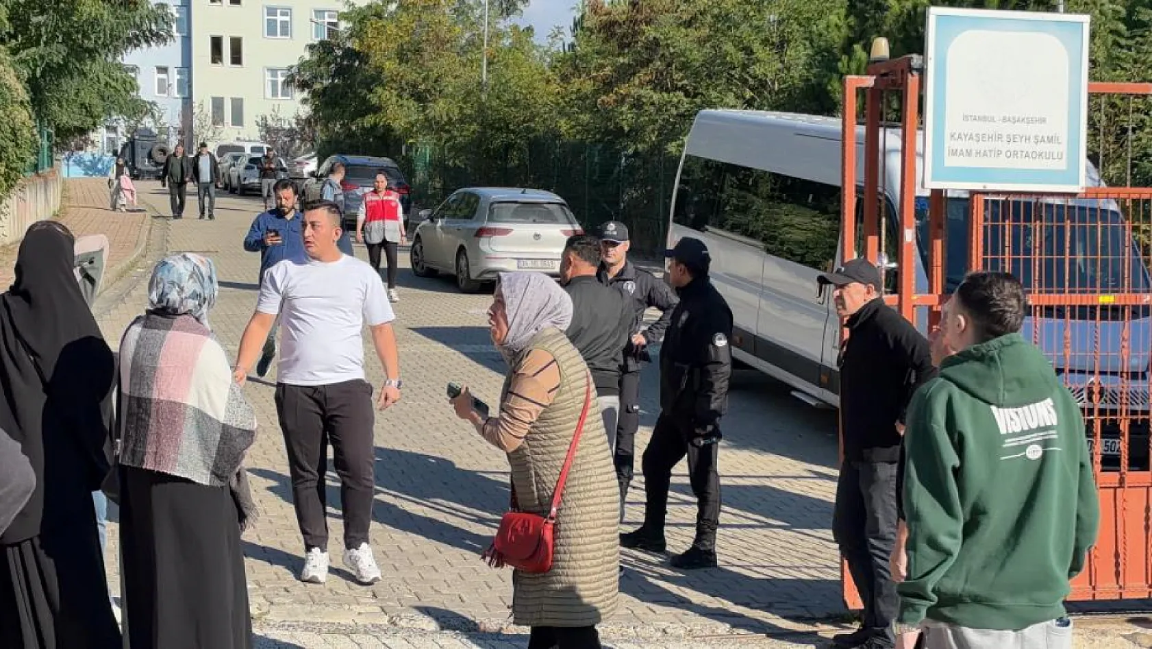 Başakşehir'de ortaokulda bıçaklı saldırı