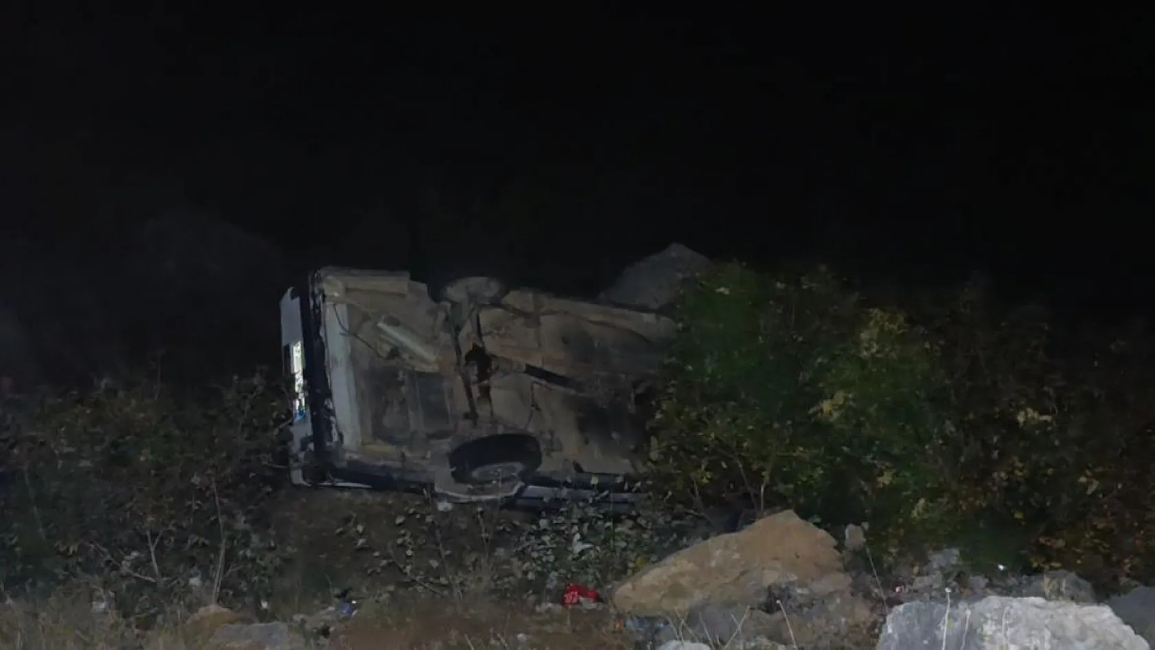 Kayıp olarak aranan çiftin otomobili uçurumda bulundu: 1 ölü, 1 yaralı