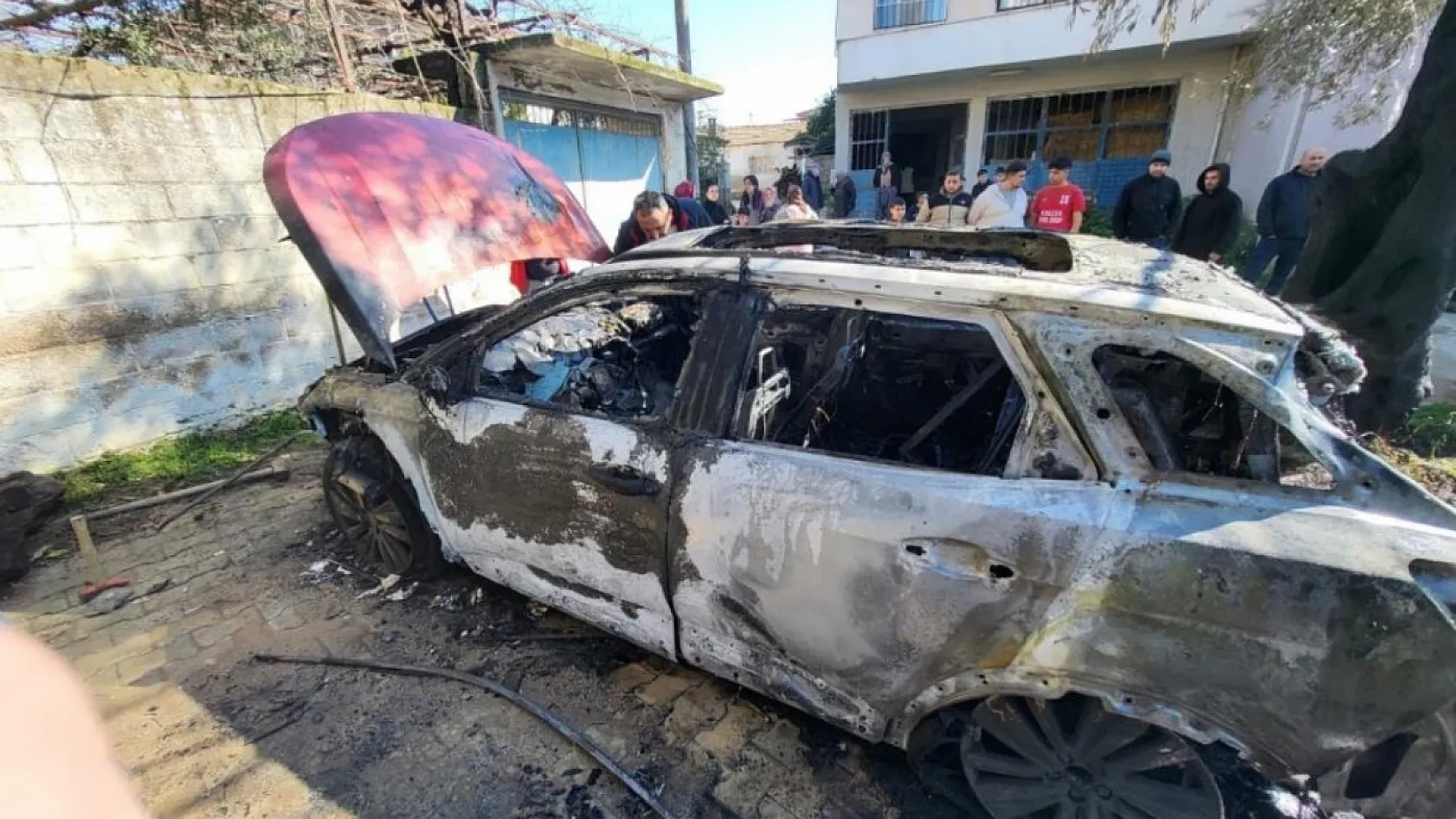 Aydın'da feci yangın: İki otomobil saniyeler içerisinde kül oldu