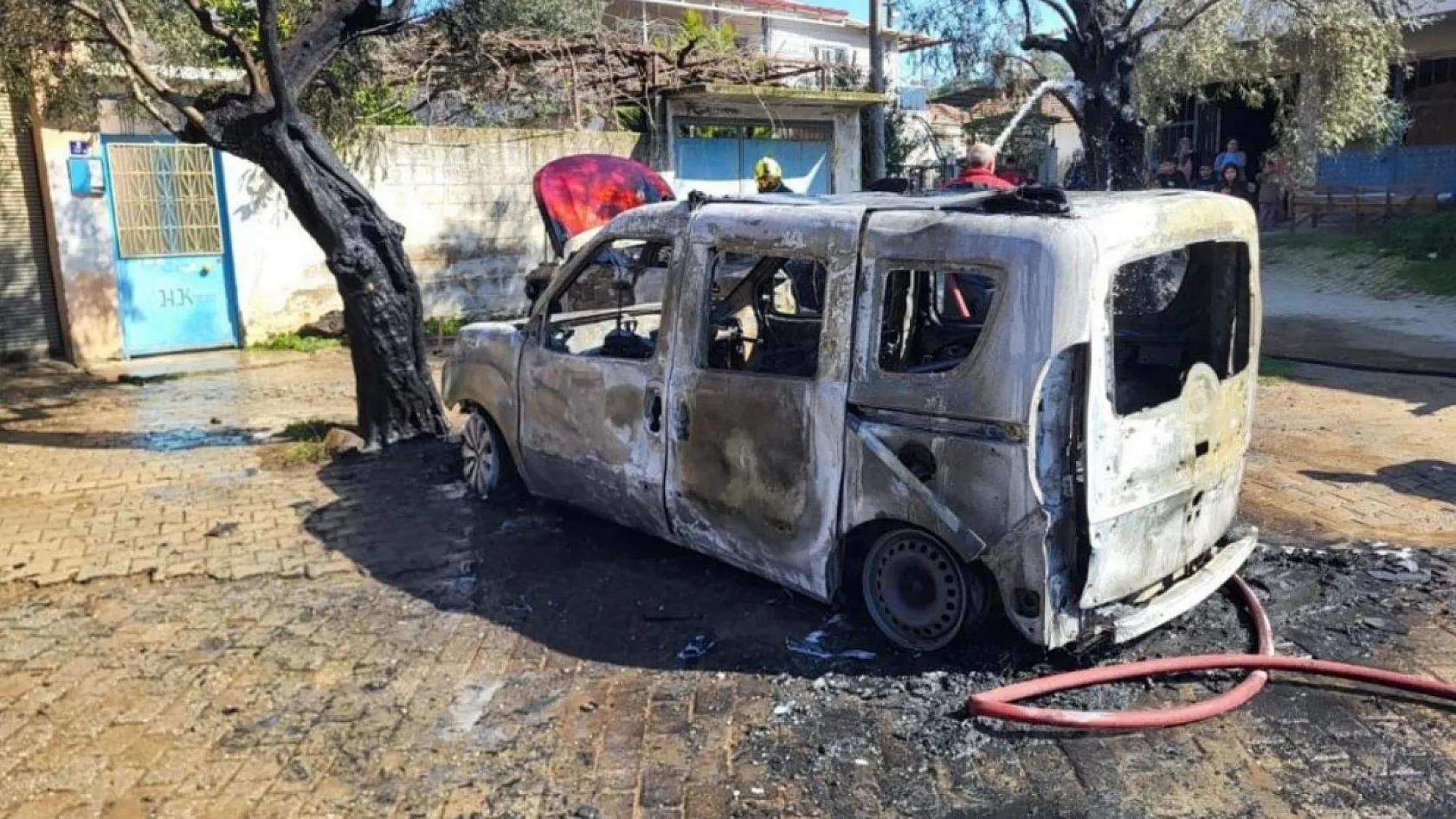 Aydın'da feci yangın: İki otomobil saniyeler içerisinde kül oldu