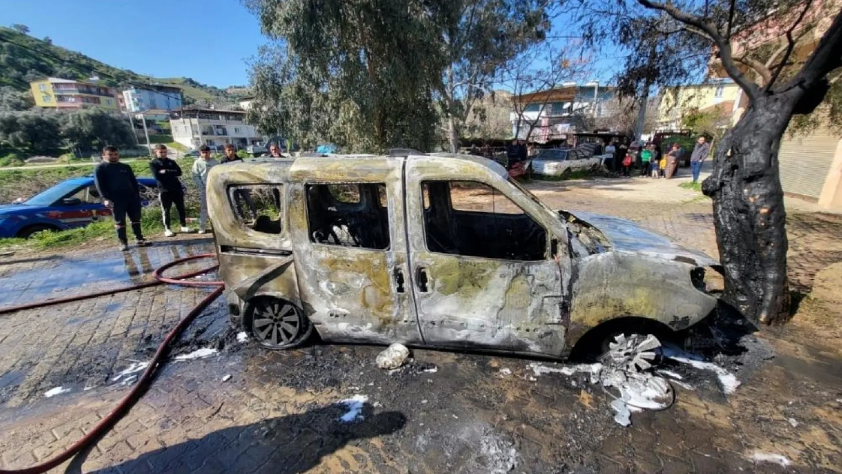 Aydın'da feci yangın: İki otomobil saniyeler içerisinde kül oldu