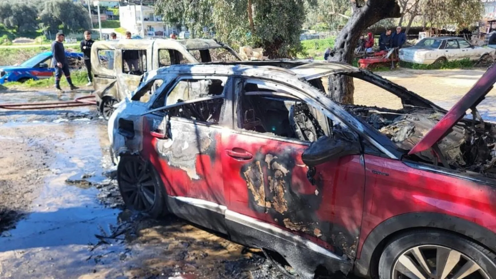 Aydın'da feci yangın: İki otomobil saniyeler içerisinde kül oldu