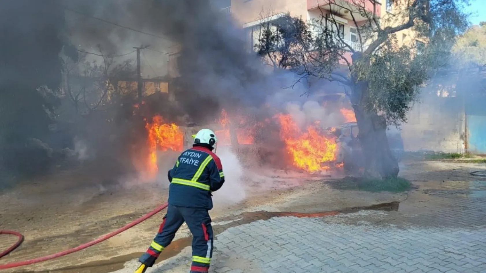 Aydın'da feci yangın: İki otomobil saniyeler içerisinde kül oldu