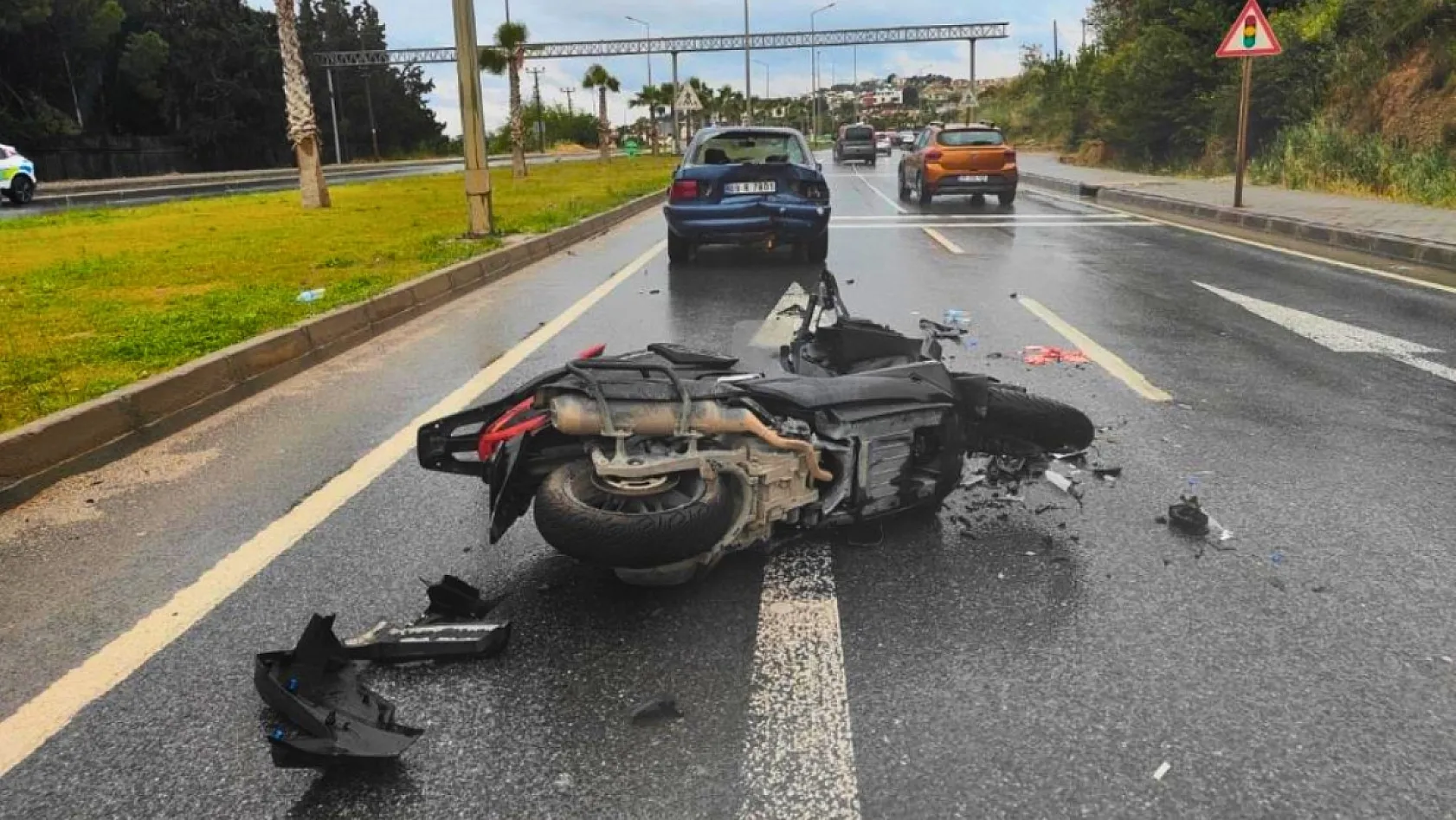 Aydın'da kırmızı ışıkta bekleyen araca çarpan motosiklet sürücüsü ağır yaralandı