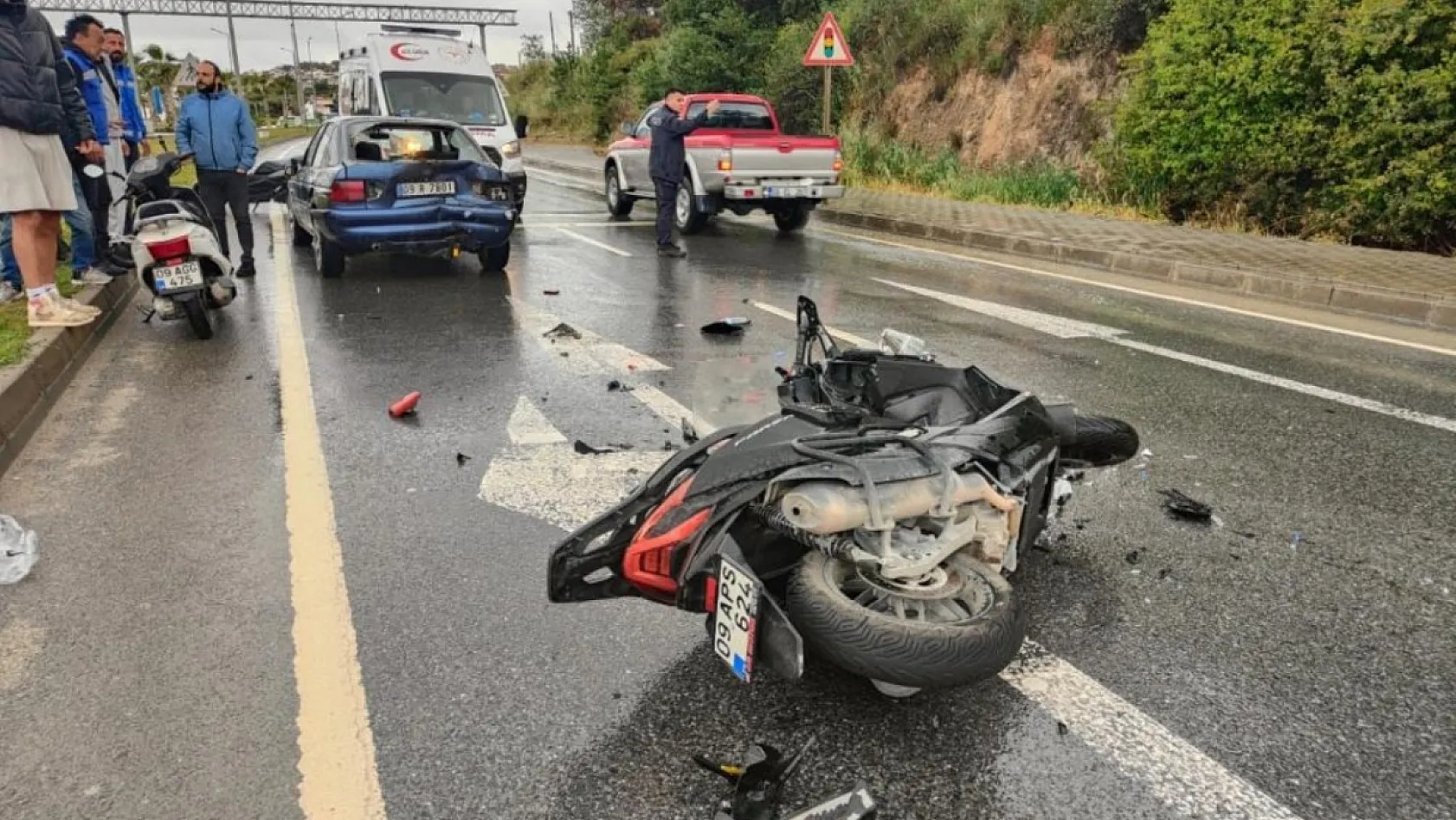 Aydın'da kırmızı ışıkta bekleyen araca çarpan motosiklet sürücüsü ağır yaralandı