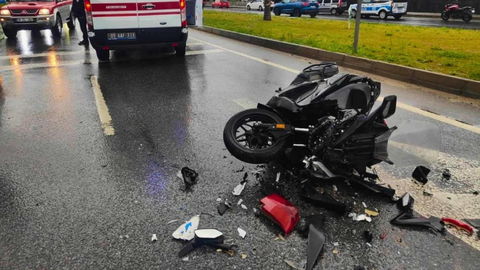 Aydın'da kırmızı ışıkta bekleyen araca çarpan motosiklet sürücüsü ağır yaralandı