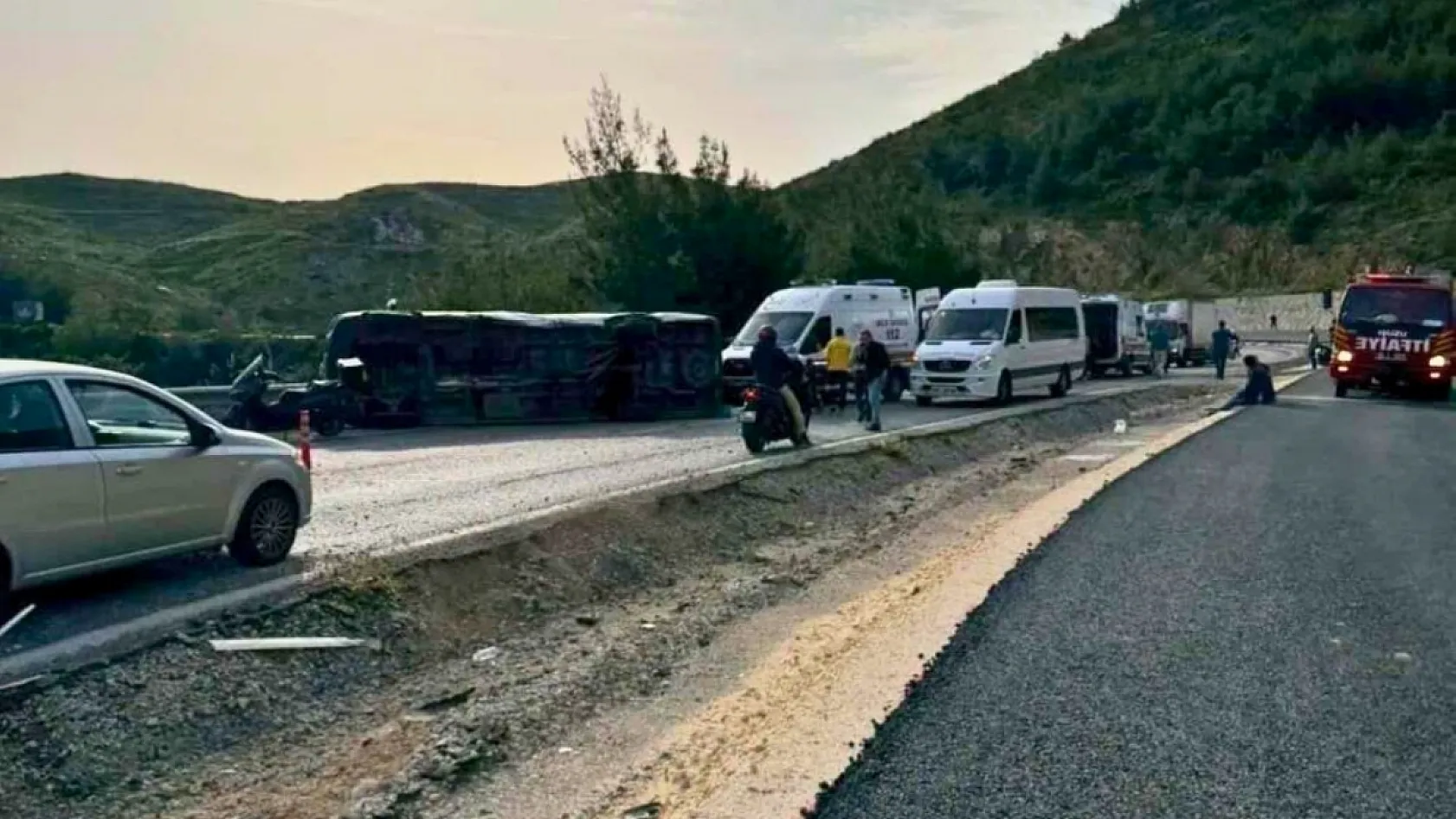Aydın'da otomobille çarpışan yolcu minibüsü yan yattı: 10 yaralı