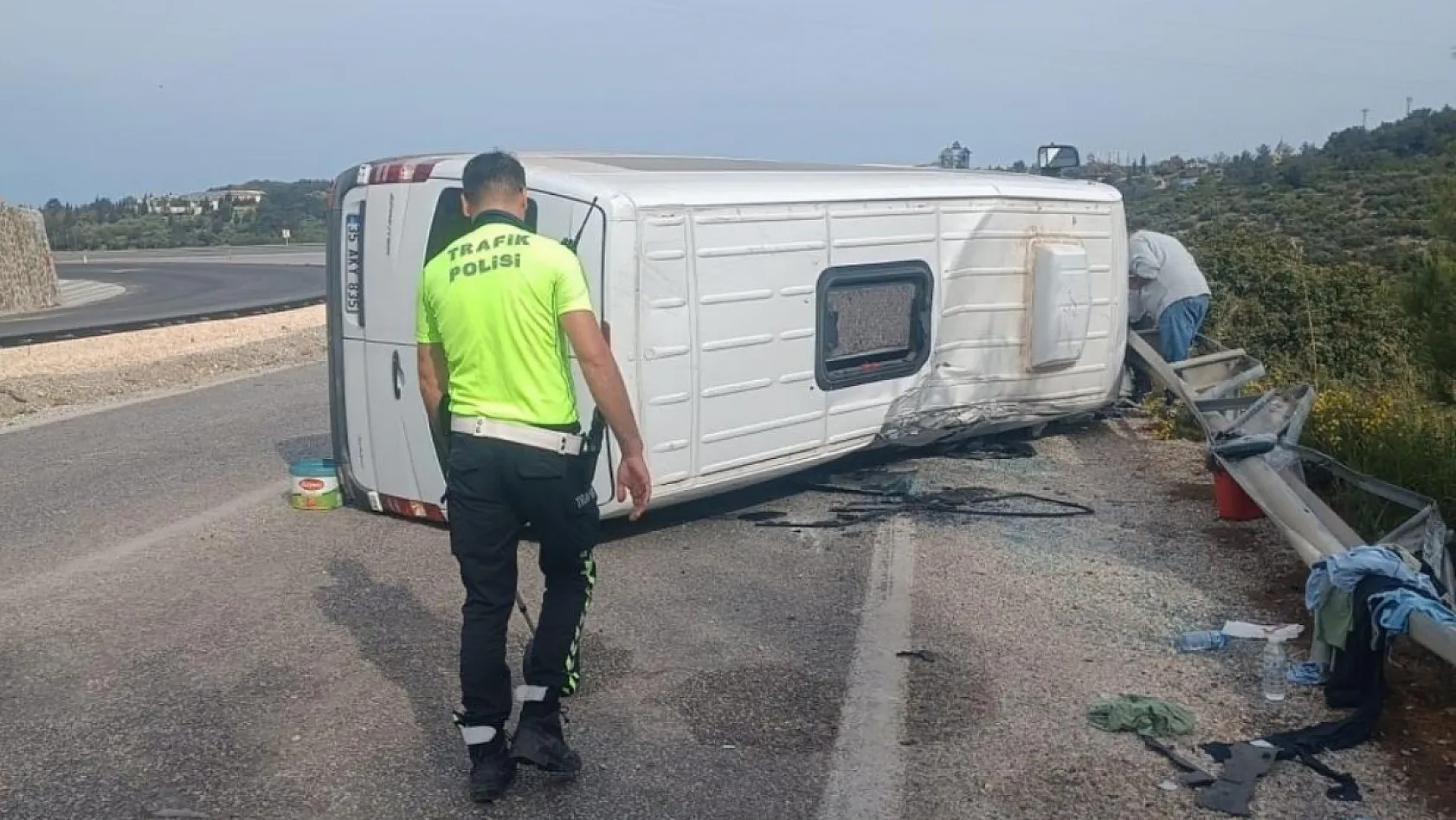 Aydın'da otomobille çarpışan yolcu minibüsü yan yattı: 10 yaralı