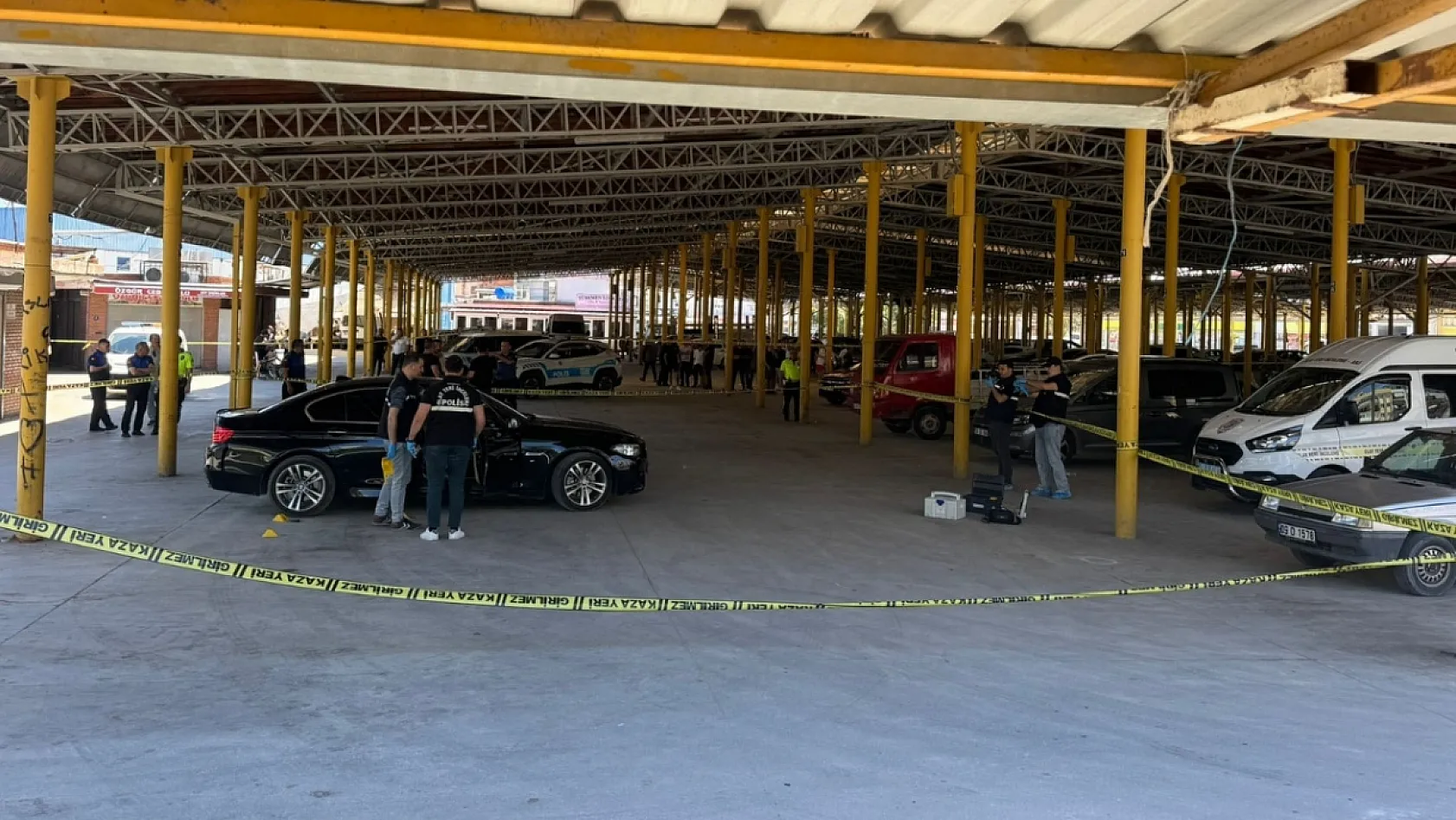 Aydın'da park halindeki otomobile silahlı saldırıda 1 kişi öldü, 1 kişi yaralandı
