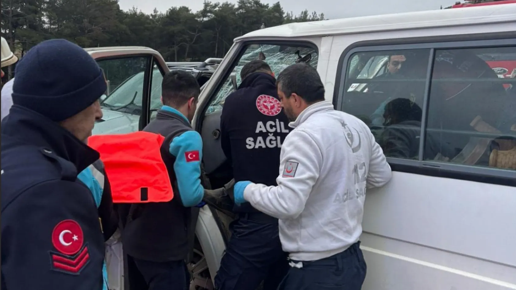 Aydın Karacasu'da Kamyonetler Çarpıştı: 6 Kişi Yaralandı