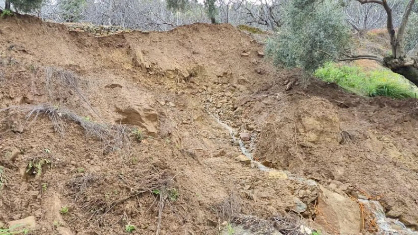 Aydın'da sağanak yağışlar sonrası dağlarda heyelan oluştu