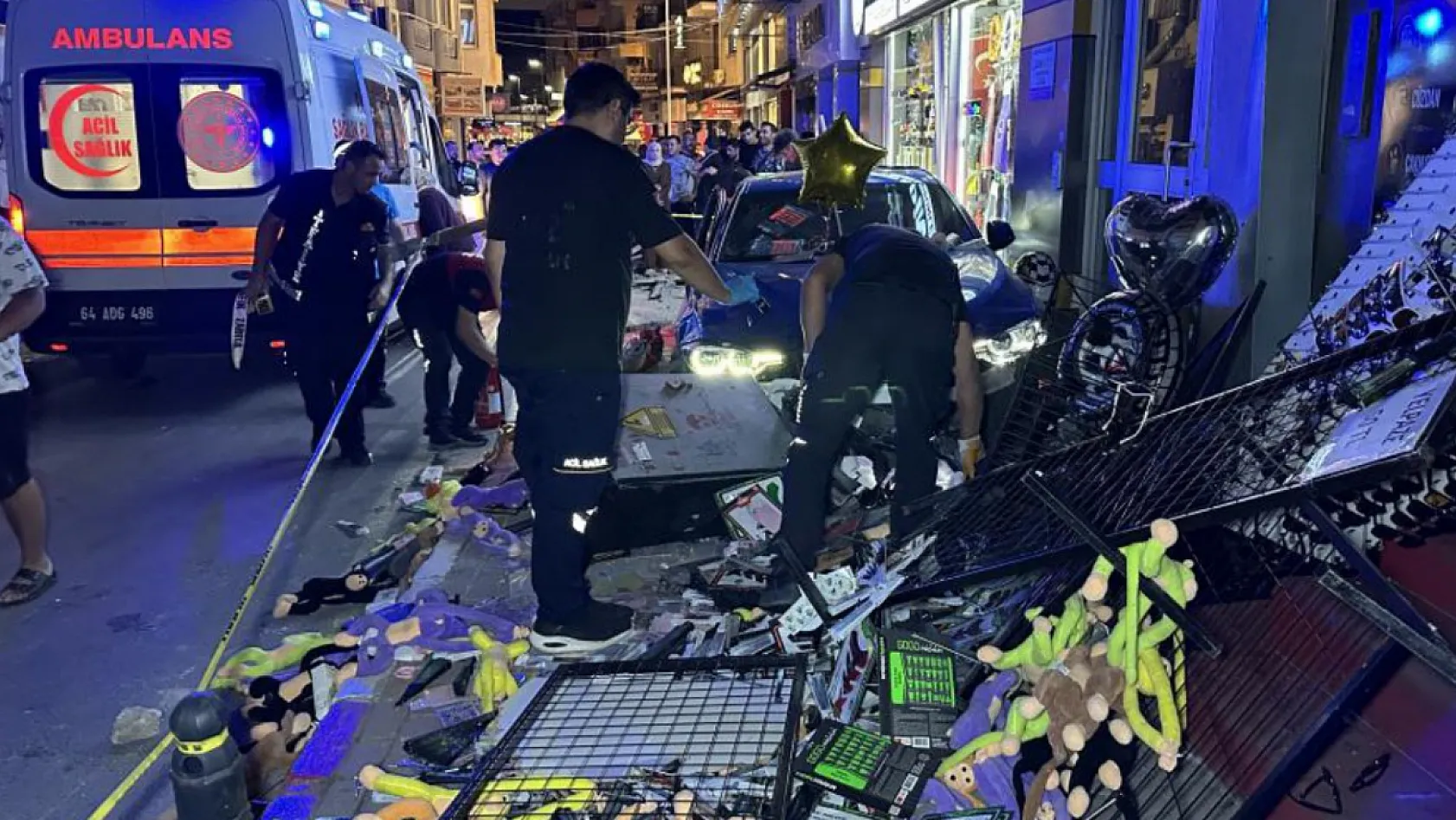 Otomobil Aydınlatma Direğine ve Yayalara Çarptı: 4 Yaralı